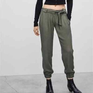 Aritzia Talula Lechuza Jogger Pant in Tuscan Olive Green Sz 4